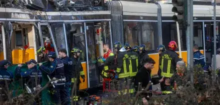 Tram deragliato a Milano, due morti e 48 feriti. L&rsquo;autista ammette di aver avuto un malore