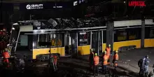 Tram deragliato a Milano, le prime immagini durante e dopo la rimozione del mezzo Atm