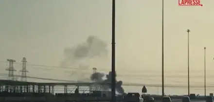 Attacco allIran, ad Abu Dhabi avvistato fumo sul porto di Kidaz