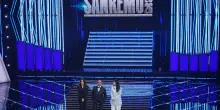 Sanremo 2026, la finale in diretta: stasera il passaggio di consegne da Conti a De Martino