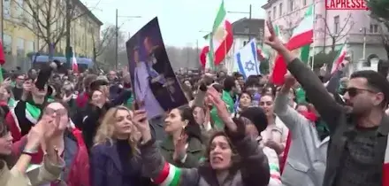 Attacco allIran, a Milano festeggiamenti e brindisi davanti al consolato della Repubblica Islamica