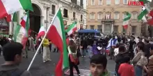 Iran, la comunit&agrave; iraniana a Roma festeggia la morte di Khamenei