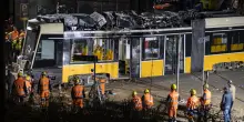 Tram deragliato a Milano, l&rsquo;autista indagato per disastro ferroviario