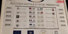 Napoli capitale europea dello Sport 2026, la firma della targa dargento nellAlbergo dei Poveri