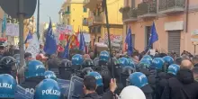 Napoli, scontri tra attivisti &lsquo;No America&rsquo;s Cup&rsquo;&nbsp;e polizia: un agento ferito