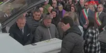 Trapianto a Napoli, a Nola i funerali del piccolo Domenico: la piccola bara accolta dagli applausi