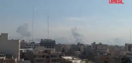 Iran, forti esplosioni a Teheran: le immagini delle dense colonne di fumo