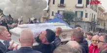 Funerali bimbo morto dopo il trapianto, luscita del feretro dalla chiesa sulle note di "Guerriero"