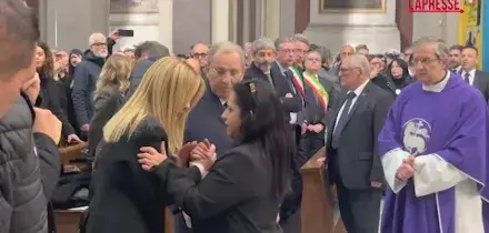 Trapianto Napoli, premier Meloni a Nola ai funerali di Domenico: labbraccio con la mamma