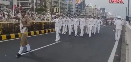 Iran, nave da guerra affondata da Usa: in un video lequipaggio a una parata in India