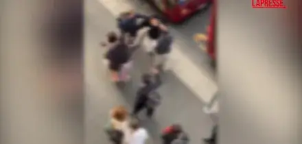 Roma, sorprese a rubare un portafogli vengono bloccate da turisti: urla e spinte