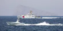 Iran, Stretto di Hormuz bloccato e voli cancellati: caos nei cieli e in mare