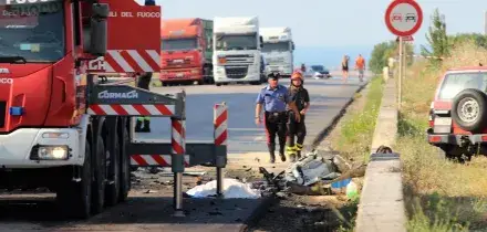 Napoli, scende dall&rsquo;auto per segnalare un incidente e viene travolto: morto 22enne