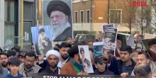 Iran, a Milano presidio per Khamenei: "Governo italiano non condanna laggressione"