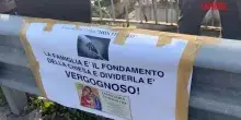 Famiglia nel bosco, sit-in davanti casa famiglia con cartelli e giochi per i bimbi