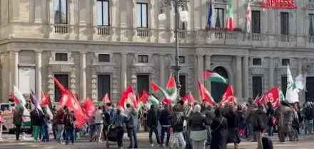 Milano, pro Pal contro intervento Usa in Iran: &ldquo;Esportare democrazia ha sempre distrutto paesi&rdquo;