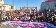 8 marzo, le immagini del corteo di Milano: azione dimostrativa su un palazzo