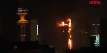 Iran, Kuwait City sotto attacco: le immagini del grattacielo in fiamme