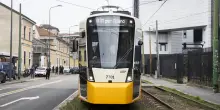 Milano, tram ancora fuori dai binari: l&rsquo;incidente questa mattina