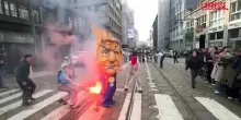Milano, bruciato un busto di Trump durante una manifestazione studentesca