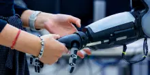 Tatto artificiale smart e sostenibile grazie all&rsquo;AI, la ricerca per robot e protesi sensibili