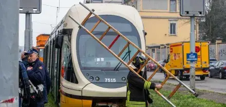 Milano, principio di incendio su un tram con passeggeri a bordo: non ci sono feriti