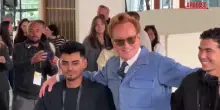 Oscar 2026, il comico Conan O&rsquo;Brien stende il tappeto rosso