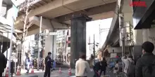 Giappone, tubo di acciaio alto 13 metri spunta dal terreno e blocca le strade di Osaka