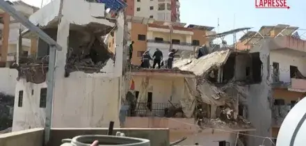 Libano, attacco israeliano a Sidone: i soccorritori scavano tra le macerie