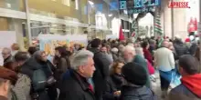 Hoepli, a Milano flash mob contro la chiusura: messaggi in vetrina e lavoratori in presidio