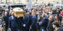 Enrica Bonaccorti, i funerali alla Chiesa degli Artisti: le foto di amici e colleghi accorsi per l&rsquo;ultimo saluto