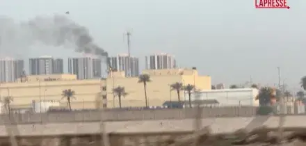 Attacco allIran, missile colpisce eliporto dellambasciata Usa a Baghdad: il fumo e le fiamme