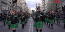 St Patrick&rsquo;s Day 2026, a Madrid in migliaia per strada tra sfilate e balli in maschera
