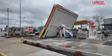 Usa, maltempo a Detroit: forti raffiche di vento hanno divelto il tetto di una stazione di servizio
