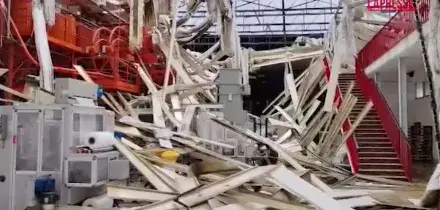 Maltempo in Calabria, vento scoperchia tetto capannone nel Catanzarese