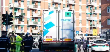 Milano, pedone investito e ucciso da un tir