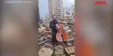 Libano, violoncellista suona tra le macerie di Beirut: il video emozionante