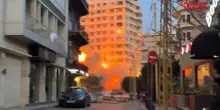 Libano, missile israeliano fa esplodere un edificio: il video shock