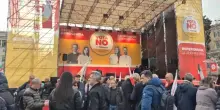 Referendum, centrosinistra in piazza a Roma chiude la campagna per il No. Schlein: &ldquo;Riforma sbagliata e dannosa&rdquo;