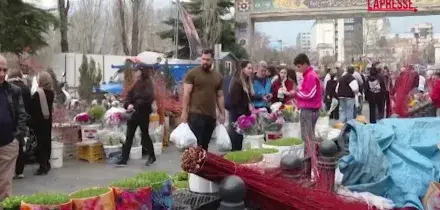 Iran, a Teheran gli abitanti si preparano al Capodanno persiano sotto le bombe