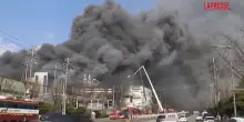 Corea del Sud, incendio in una fabbrica di componenti per auto: una gigantesca nube di fumo invade laria