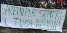 Umberto Bossi, lo striscione affisso davanti alla sua casa a Gemonio: "Saremo per sempre i tuoi Giovani padani"