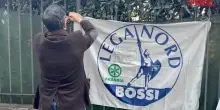 Umberto Bossi, il primo militante a omaggiare il "Senatur" a Gemonio: "Con lui se ne va la vera Lega"