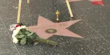 Chuck Norris, corona di fiori sulla stella alla Walk of Fame di Los Angeles