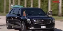 Trump arriva al Golf Club di West Palm Beach: limponente scorta di suv blindati