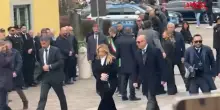 Funerali Bossi, larrivo di Meloni e Tajani a Pontida