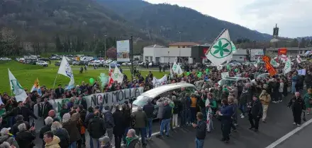 Umberto Bossi, l&rsquo;ultimo saluto a Pontida: Salvini in camicia verde contestato