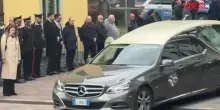 Funerali Bossi, larrivo del feretro nellabbazia di San Giacomo a Pontida