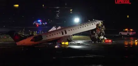 New York, aereo contro mezzo vigili del fuoco a aeroporto LaGuardia: almeno 2 morti