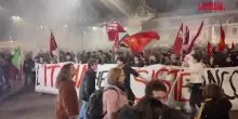 Referendum Giustizia, fuochi dartificio durante il corteo della Cgil a Roma